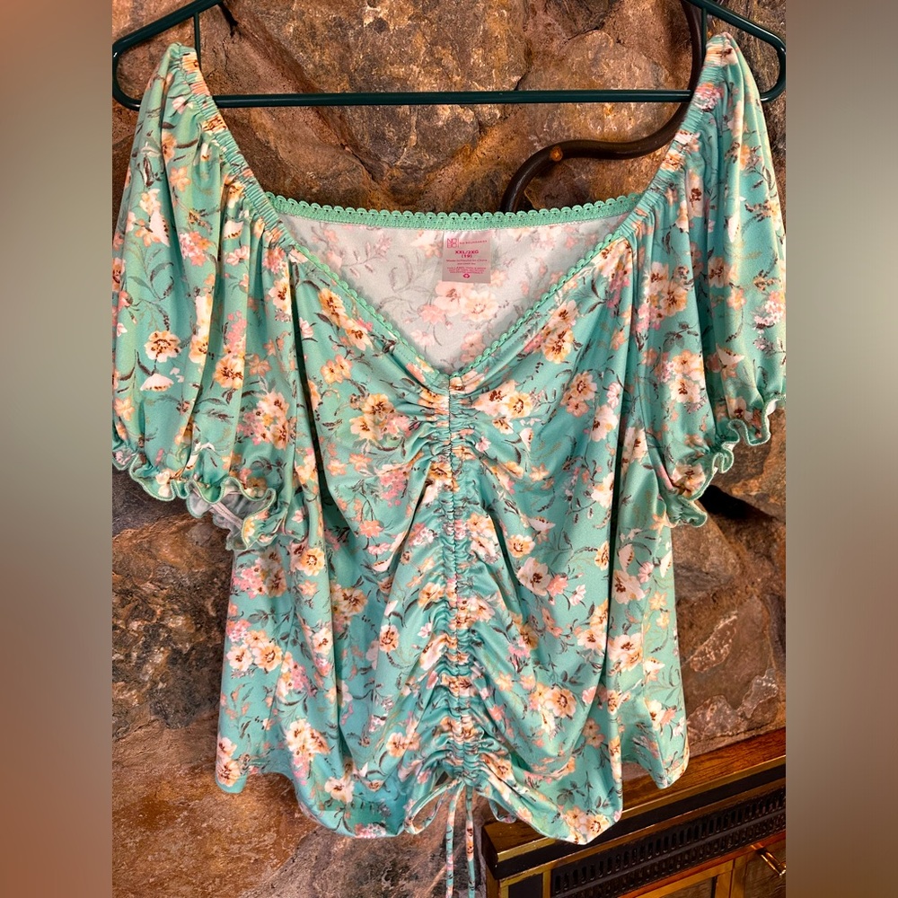 Women’s Ruffled, floral, bunch and tie style blouse. Stretchy material. Xxl